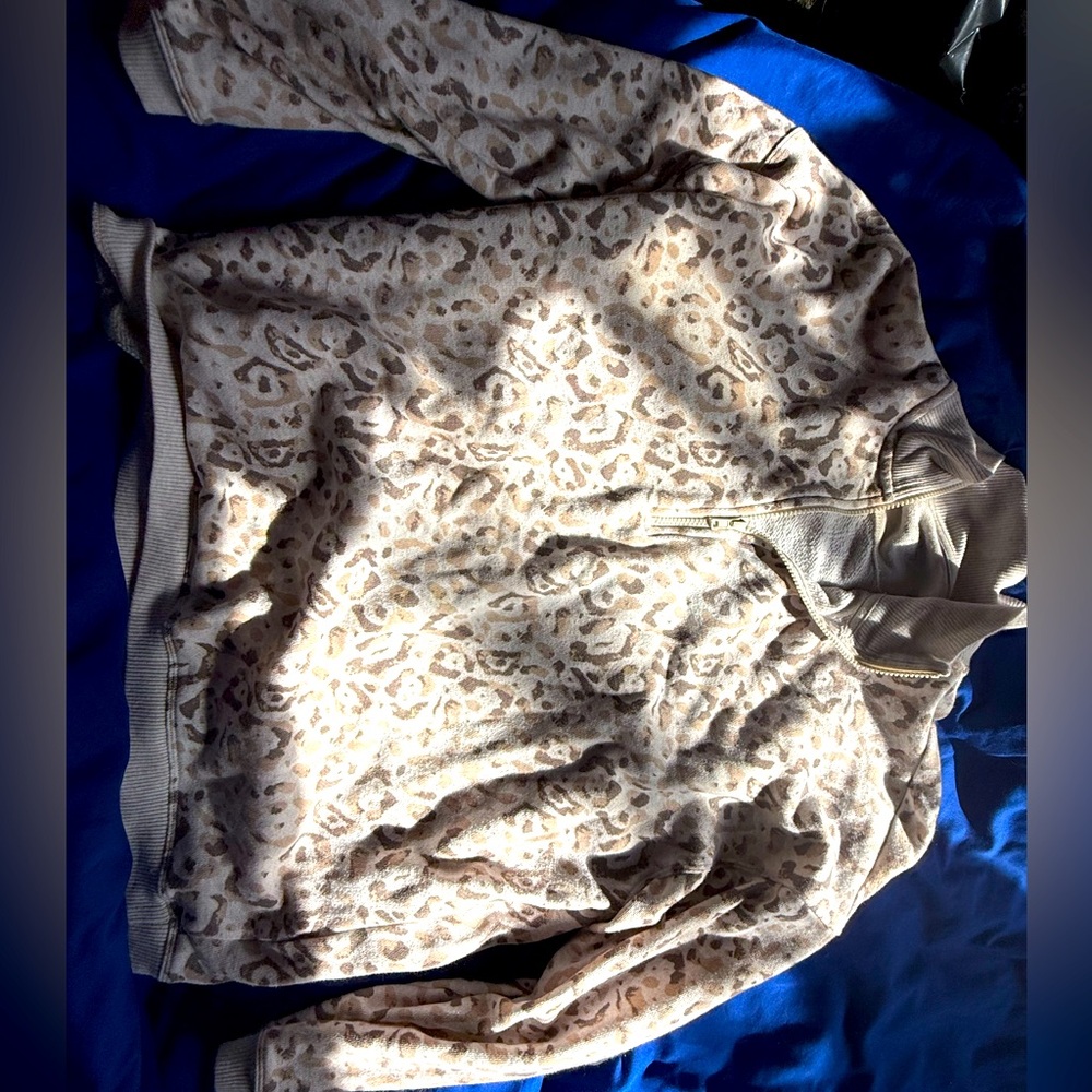 Aerie pulloverr cheetah print grey size m